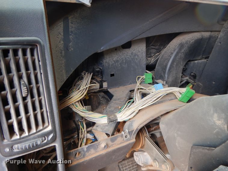 image for item DM6274 2011 Mack CHU613  semi truck cab and chassis