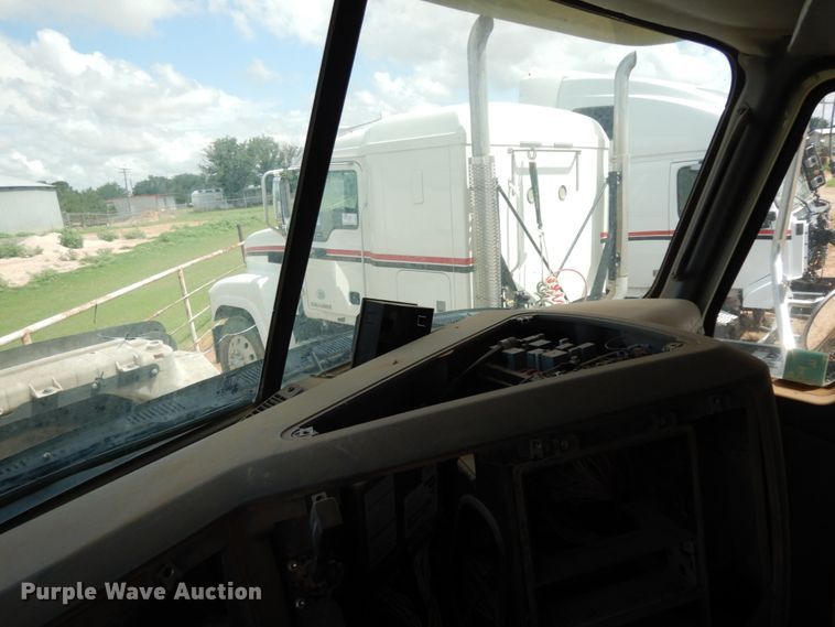 image for item DM6274 2011 Mack CHU613  semi truck cab and chassis