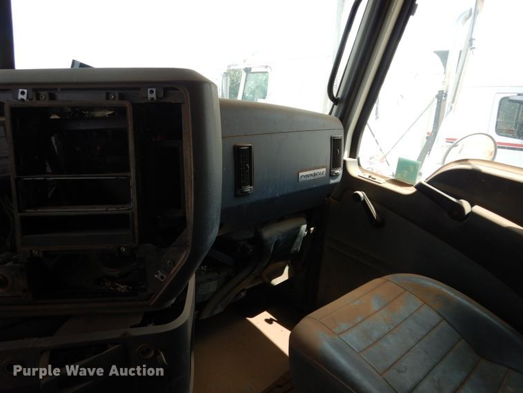 image for item DM6274 2011 Mack CHU613  semi truck cab and chassis