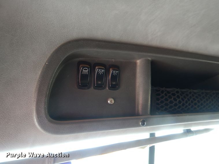 image for item DM6274 2011 Mack CHU613  semi truck cab and chassis