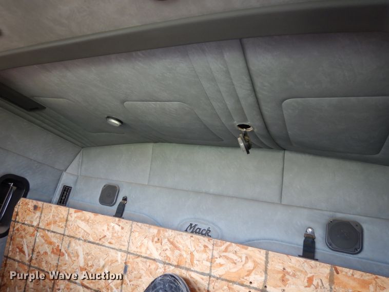 image for item DM6274 2011 Mack CHU613  semi truck cab and chassis