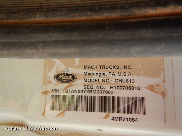 image for item DM6274 2011 Mack CHU613  semi truck cab and chassis