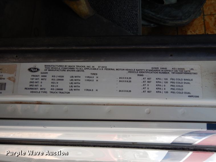 image for item DM6274 2011 Mack CHU613  semi truck cab and chassis