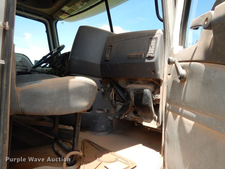 image for item DM6274 2011 Mack CHU613  semi truck cab and chassis