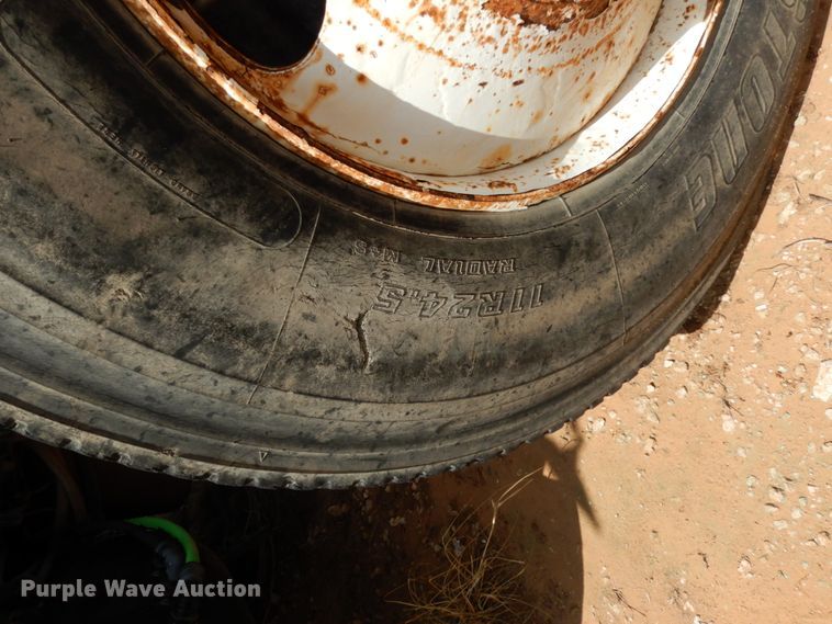 image for item DM6274 2011 Mack CHU613  semi truck cab and chassis