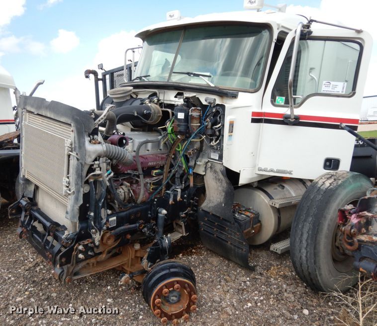 image for item DM6276 2010 Mack CHU613  semi truck