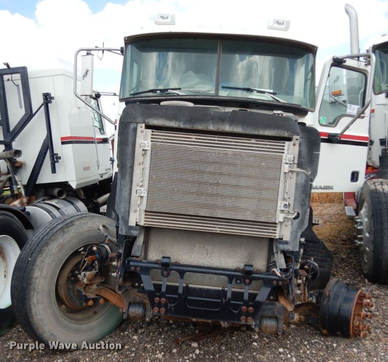 image for item DM6276 2010 Mack CHU613  semi truck