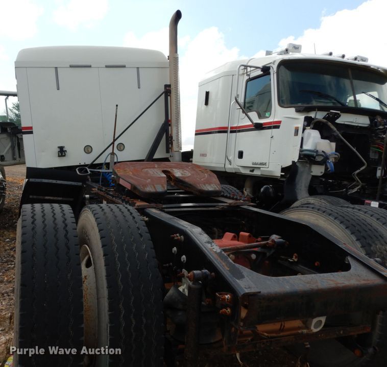 image for item DM6276 2010 Mack CHU613  semi truck