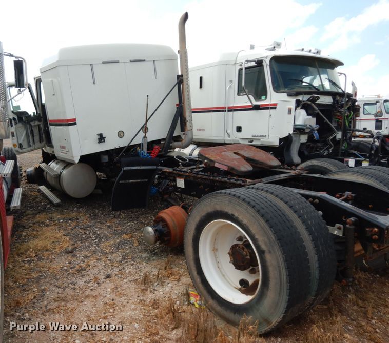 image for item DM6276 2010 Mack CHU613  semi truck