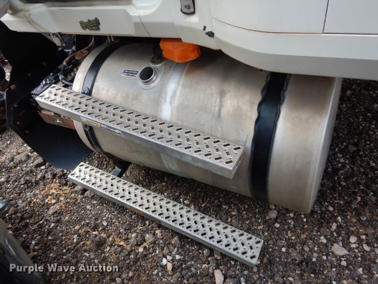 image for item DM6276 2010 Mack CHU613  semi truck