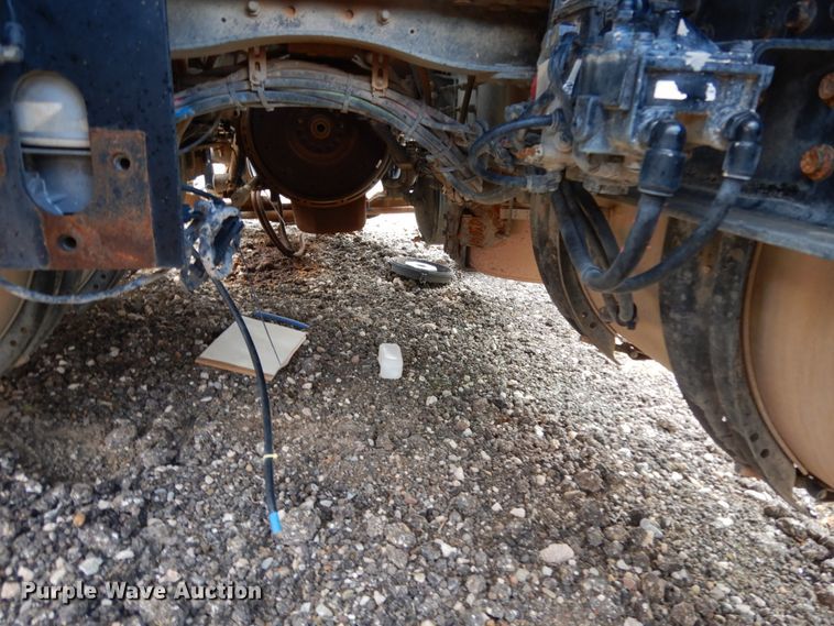 image for item DM6276 2010 Mack CHU613  semi truck