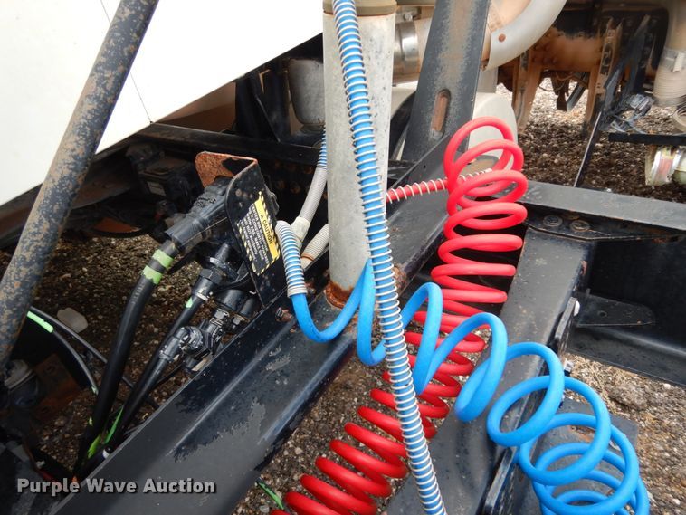 image for item DM6276 2010 Mack CHU613  semi truck