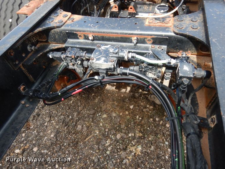 image for item DM6276 2010 Mack CHU613  semi truck