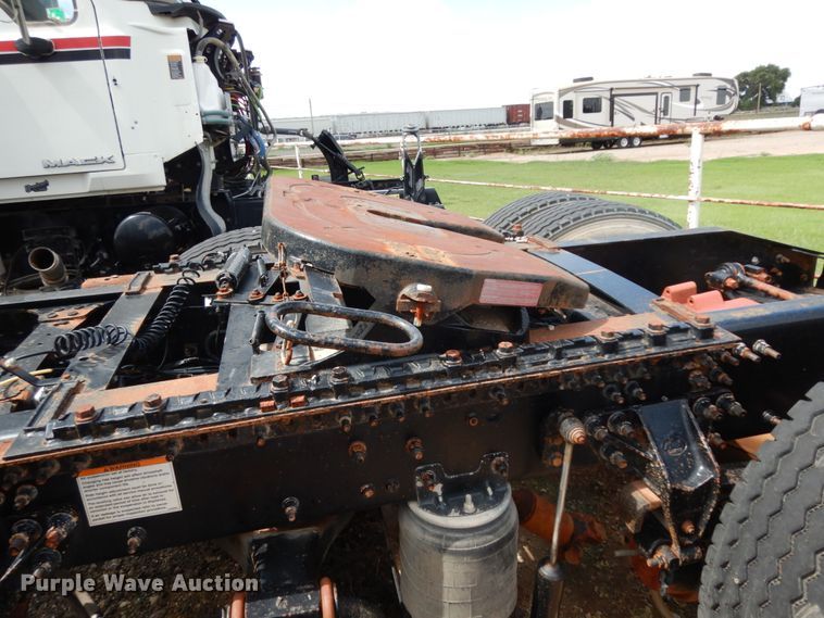 image for item DM6276 2010 Mack CHU613  semi truck