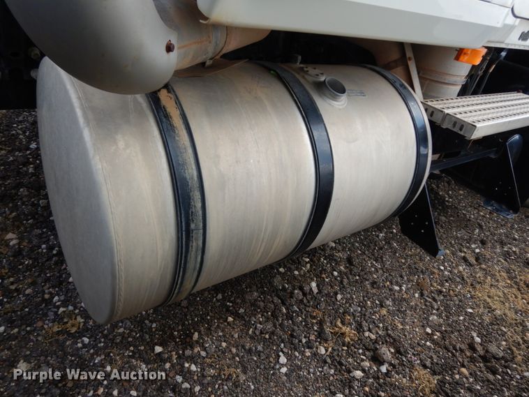 image for item DM6276 2010 Mack CHU613  semi truck