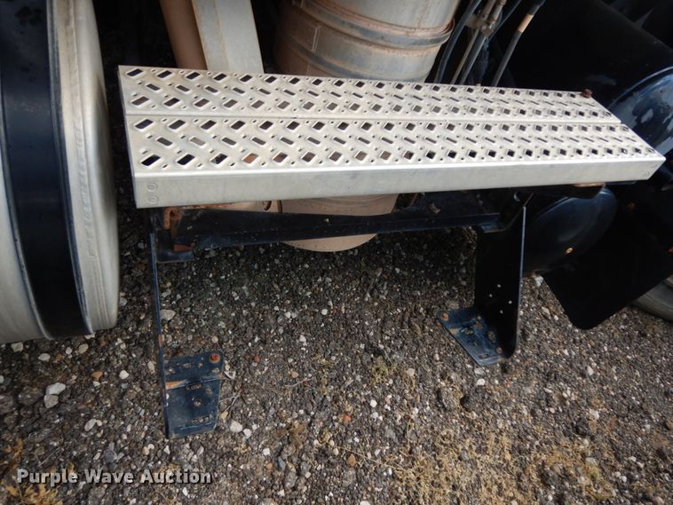 image for item DM6276 2010 Mack CHU613  semi truck