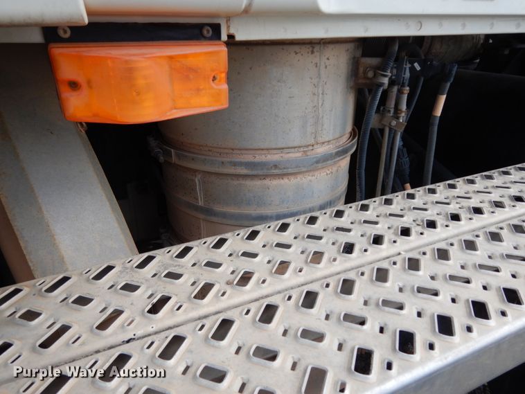 image for item DM6276 2010 Mack CHU613  semi truck