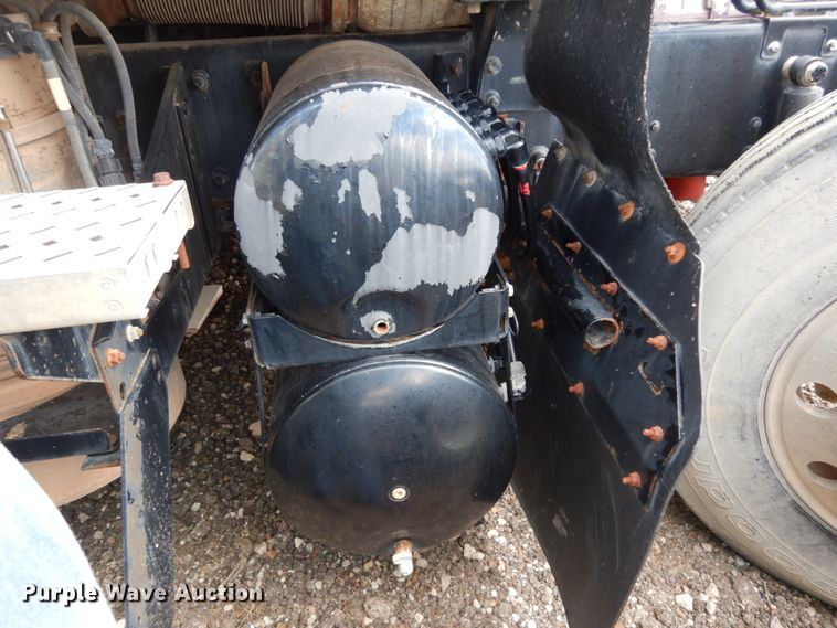 image for item DM6276 2010 Mack CHU613  semi truck