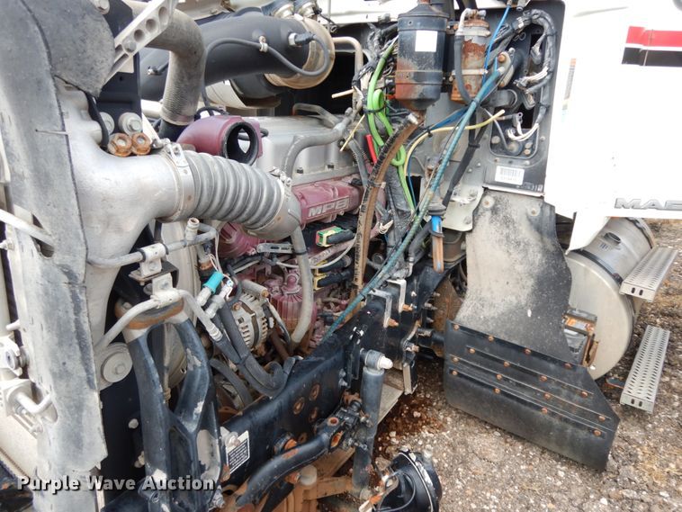 image for item DM6276 2010 Mack CHU613  semi truck