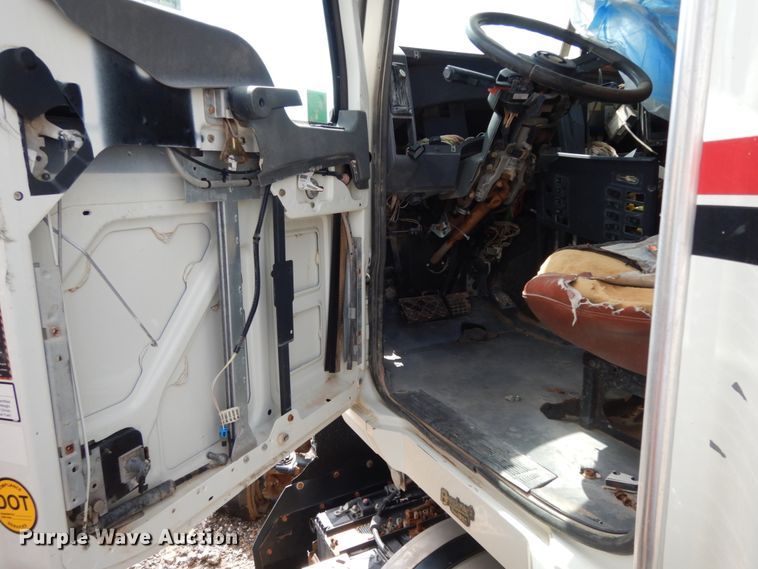 image for item DM6276 2010 Mack CHU613  semi truck