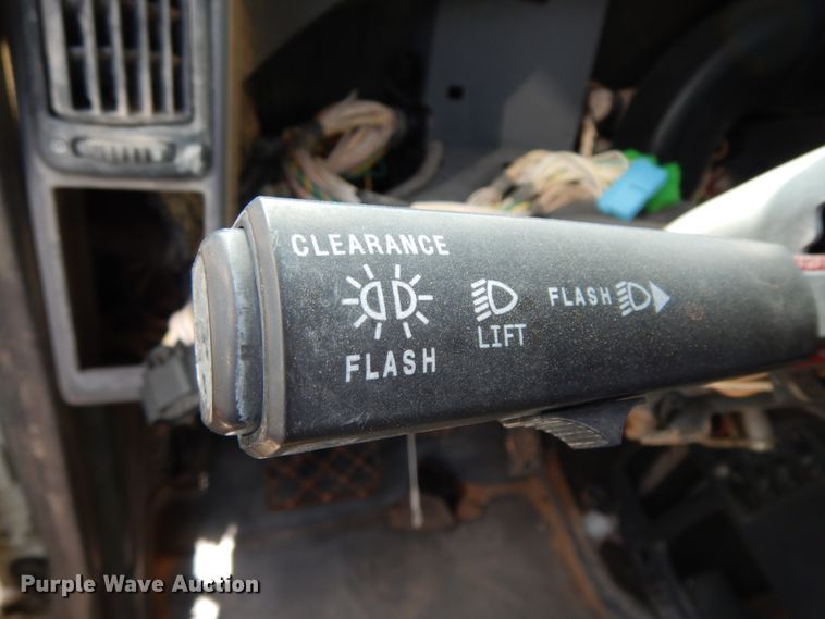 image for item DM6276 2010 Mack CHU613  semi truck