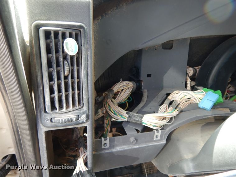 image for item DM6276 2010 Mack CHU613  semi truck