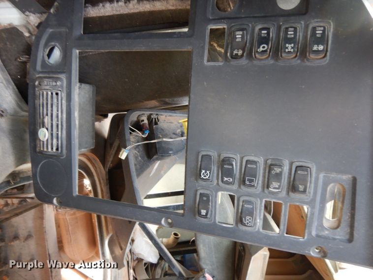 image for item DM6276 2010 Mack CHU613  semi truck