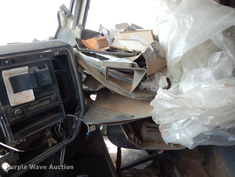 image for item DM6276 2010 Mack CHU613  semi truck