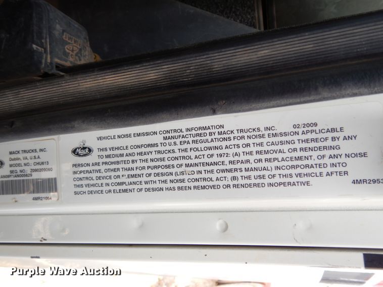 image for item DM6276 2010 Mack CHU613  semi truck