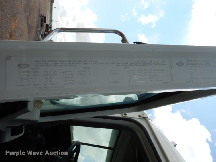 image for item DM6276 2010 Mack CHU613  semi truck