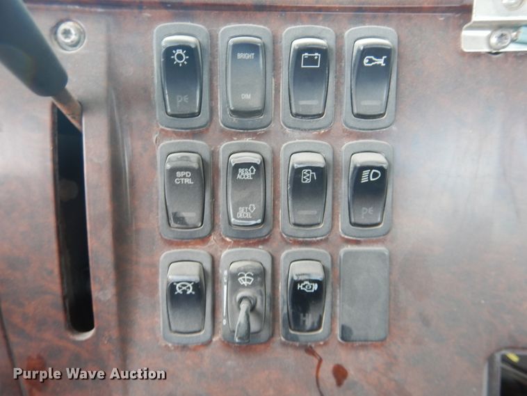 image for item DM6277 2007 Mack CV713  roll-off container truck