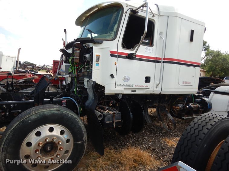 image for item DM6278 2013 Mack CHU613  semi truck