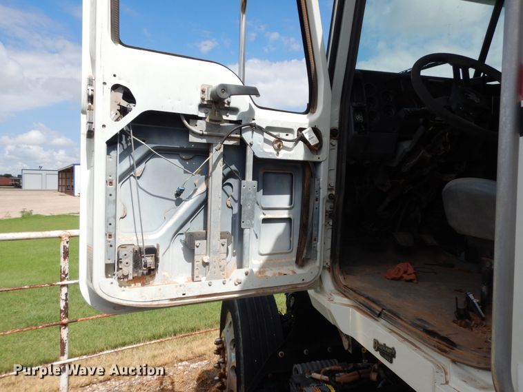 image for item DM6278 2013 Mack CHU613  semi truck