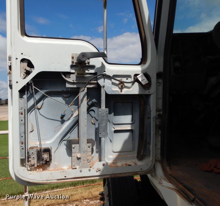 image for item DM6278 2013 Mack CHU613  semi truck