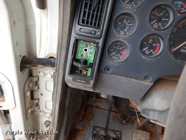 image for item DM6278 2013 Mack CHU613  semi truck