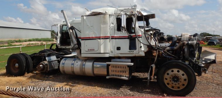 image for item DM6279 2015 Mack CHU613  semi truck