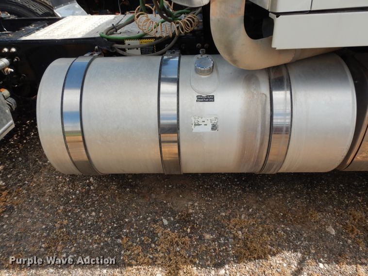 image for item DM6279 2015 Mack CHU613  semi truck