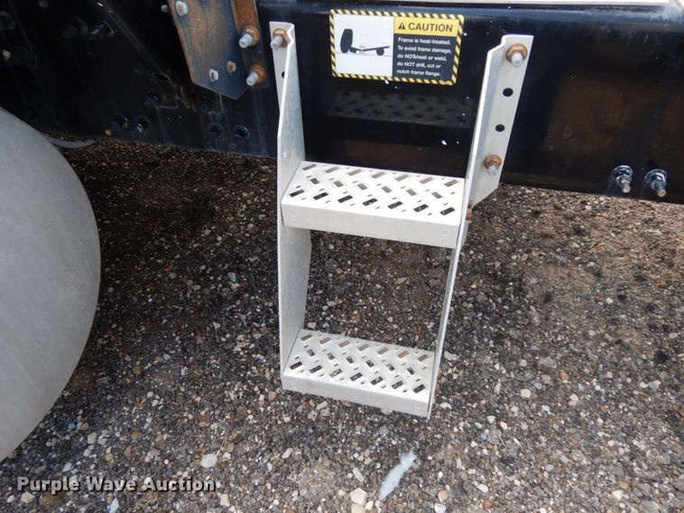 image for item DM6279 2015 Mack CHU613  semi truck