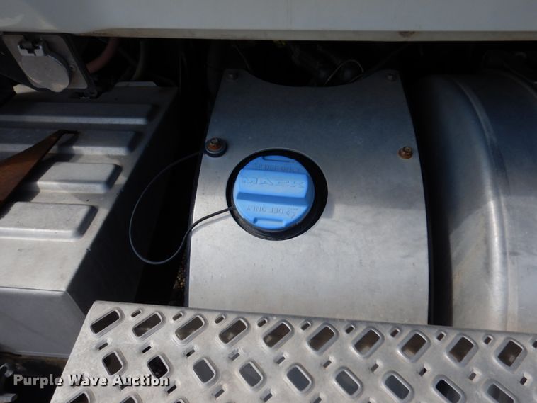 image for item DM6279 2015 Mack CHU613  semi truck