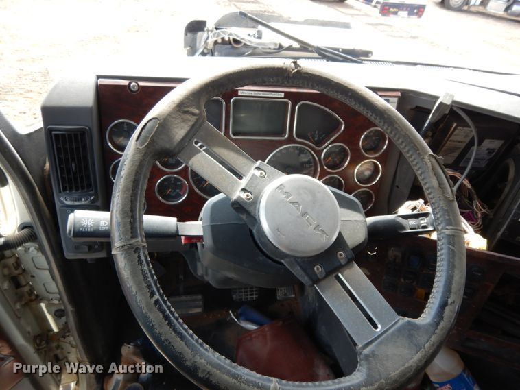 image for item DM6279 2015 Mack CHU613  semi truck