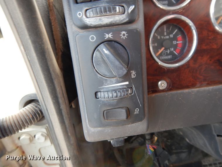 image for item DM6279 2015 Mack CHU613  semi truck