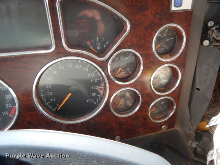 image for item DM6279 2015 Mack CHU613  semi truck