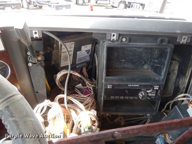 image for item DM6279 2015 Mack CHU613  semi truck