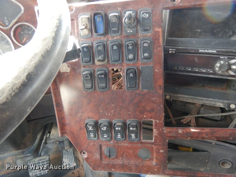 image for item DM6279 2015 Mack CHU613  semi truck