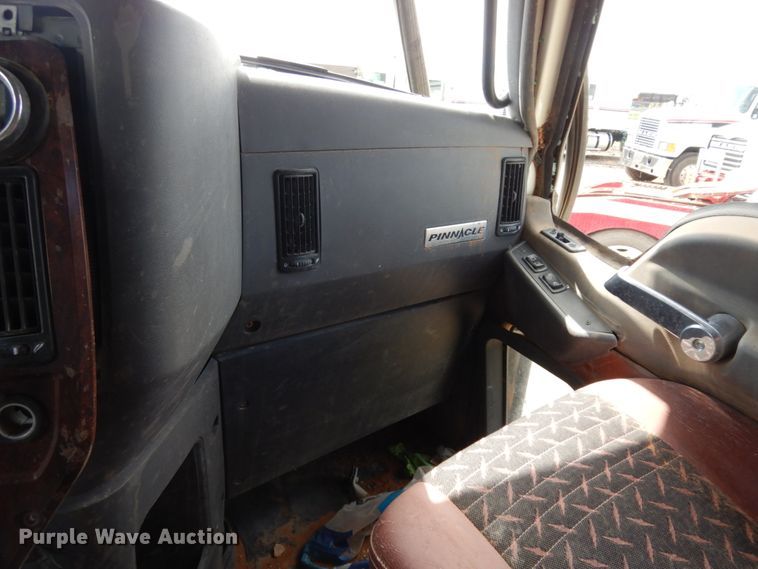 image for item DM6279 2015 Mack CHU613  semi truck