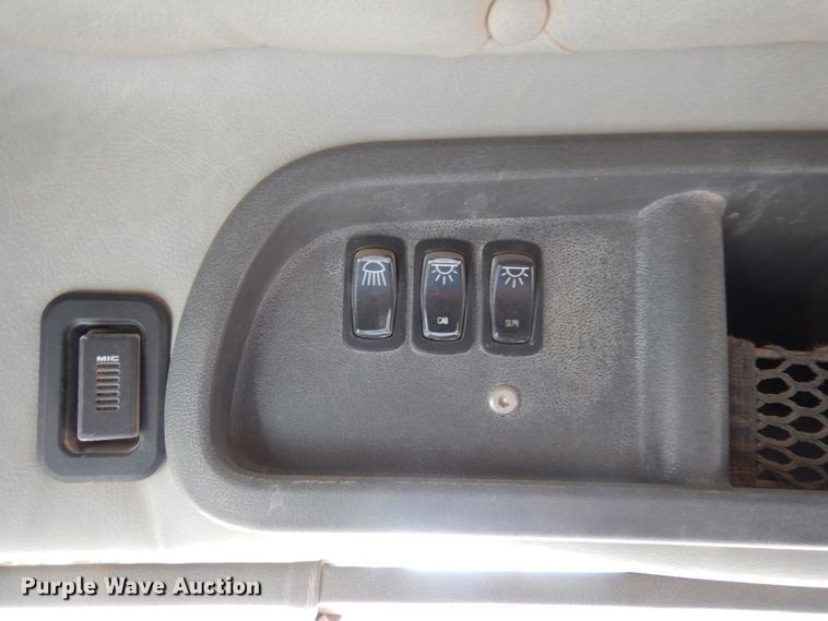 image for item DM6279 2015 Mack CHU613  semi truck