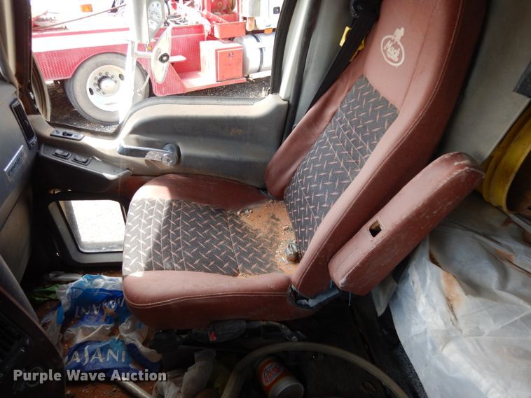 image for item DM6279 2015 Mack CHU613  semi truck