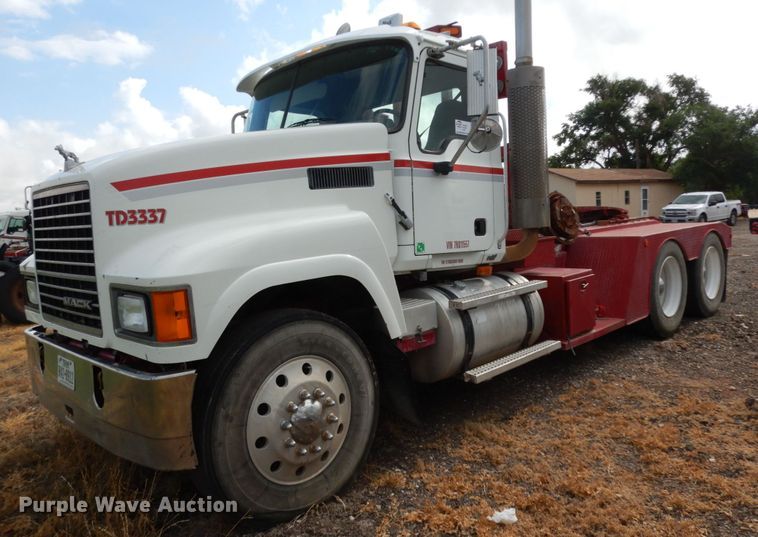 image for item DM6282 2007 Mack CHN613  semi truck