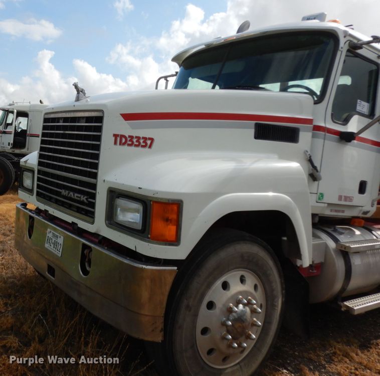 image for item DM6282 2007 Mack CHN613  semi truck