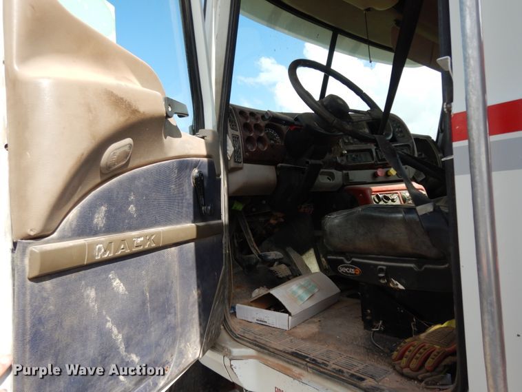 image for item DM6282 2007 Mack CHN613  semi truck